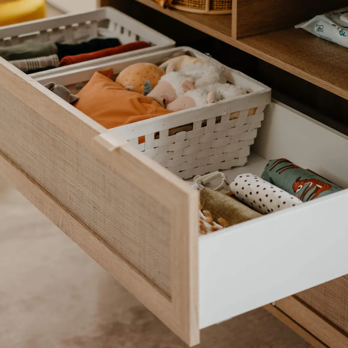 Commode à langer bébé 2 tiroirs en bois effet cannage - CO7085