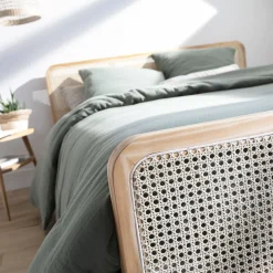 Lit en pin massif avec véritable cannage + table de chevet cannage ANNA