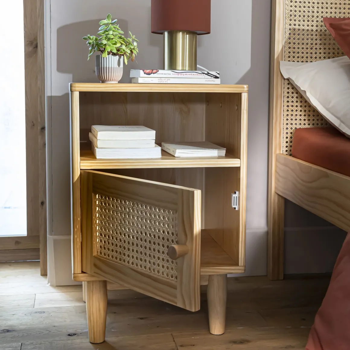 Lit en pin massif avec véritable cannage + table de chevet cannage ANNA