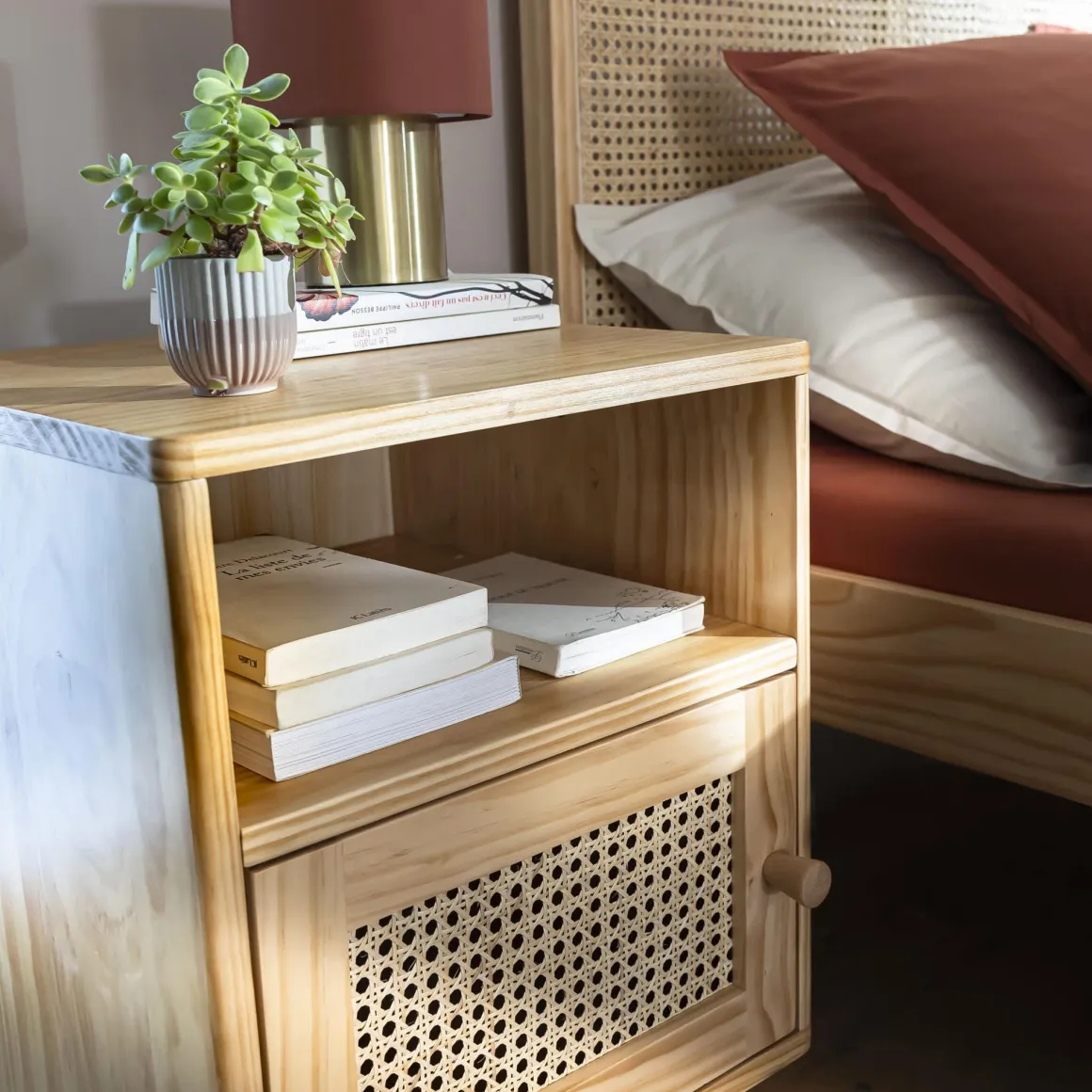 Lit en pin massif avec véritable cannage + table de chevet cannage ANNA