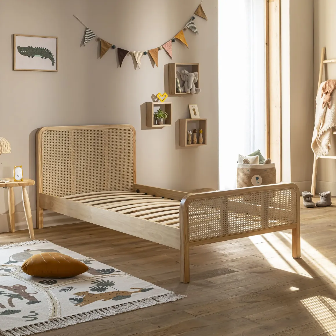 Lit en pin massif avec véritable cannage + table de chevet cannage ANNA