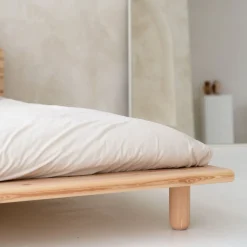 Lit en pin massif naturel PEEK BED + matelas futon COMFORT écru