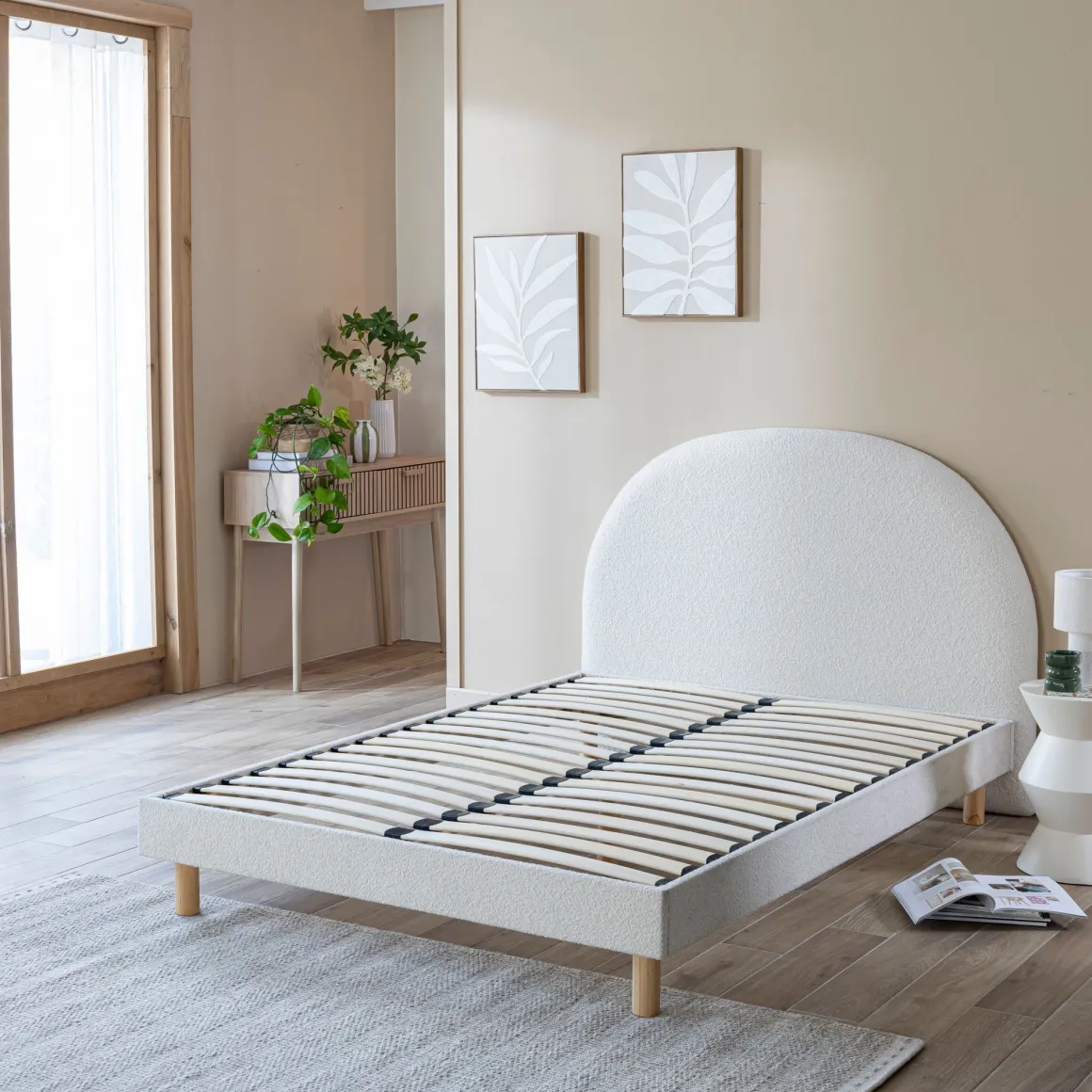 Lit tissu beige avec tête de lit bouclette