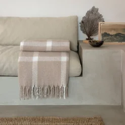 Plaid à carreaux taupe