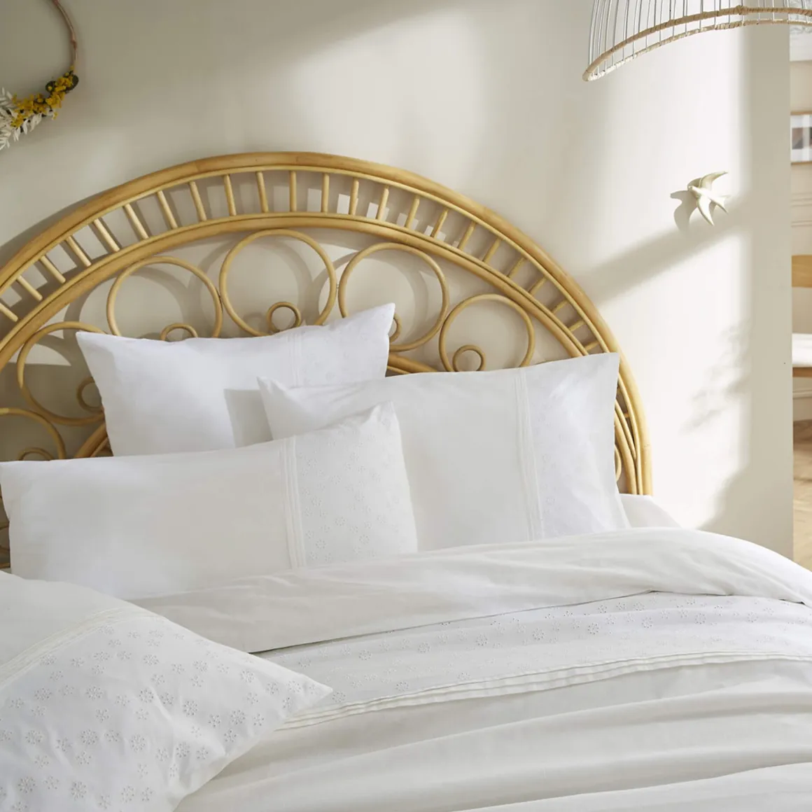 Taie d'oreiller 100% coton broderie anglaise